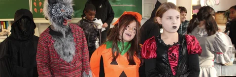 Das Bild zeigt eine Gruppe verkleidter Kinder zu Halloween